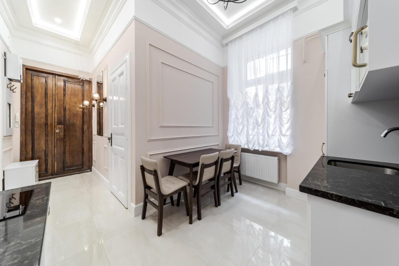 Neoclassic Apartment Lviv Exterior photo